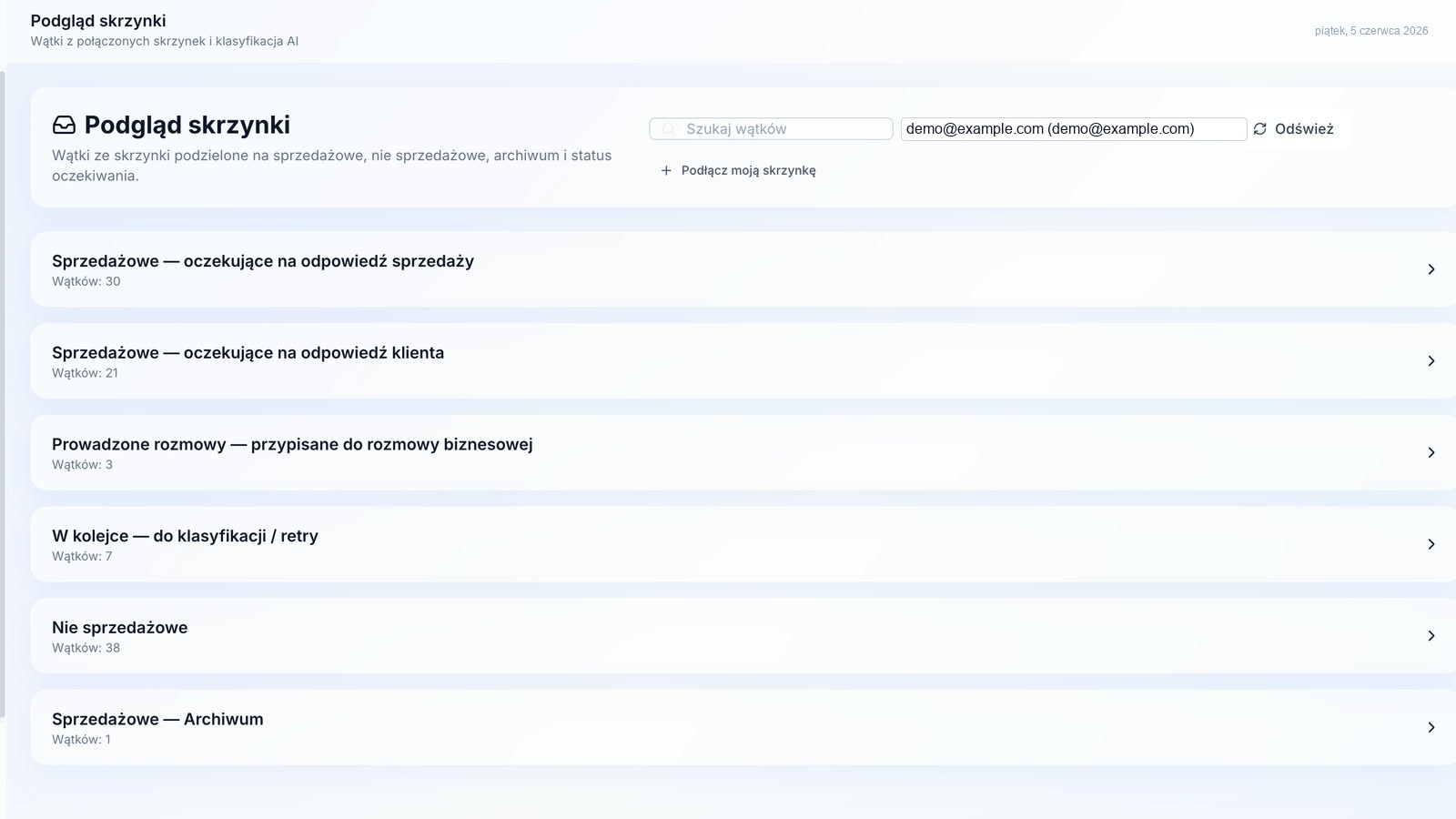 Wykadrowany widok dedykowanego CRM z listą wątków mailowych i analizą AI